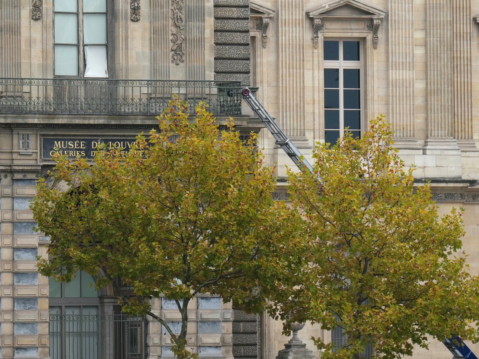 ‘Priceless’ jewels stolen from France’s Louvre Museum in four-minute heist | Crime News